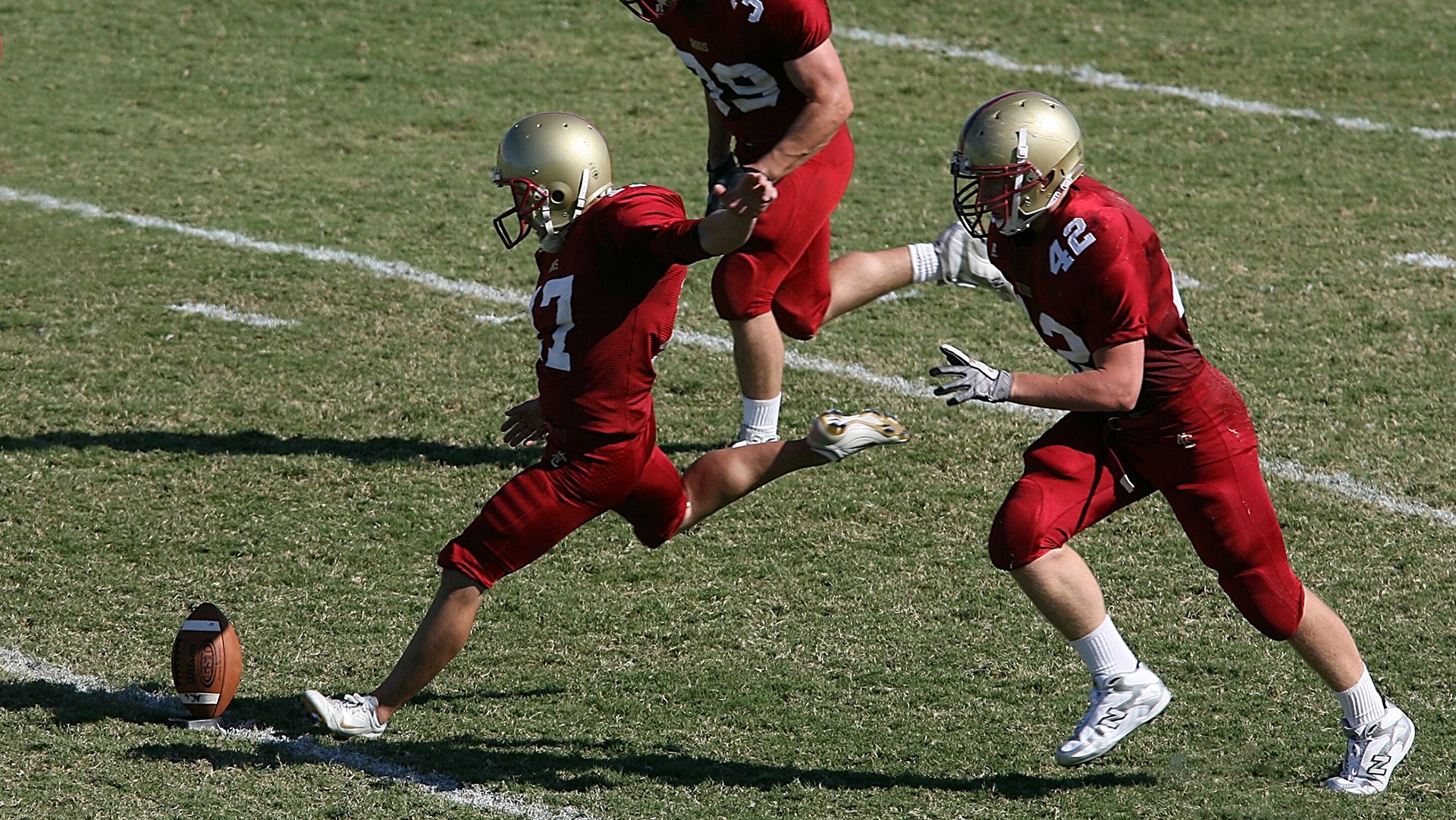 可爱!林诗栋穿海南队服出发全运会,像小芒果,球迷送苹果祝他平平安安