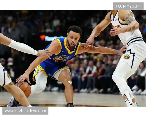 勇士库里遭严密贴身仍以高难度三分完成救场